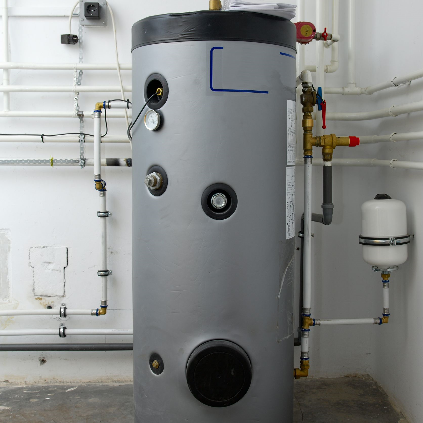 Boiler with water pipes.
